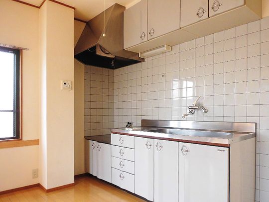 キッチン - 【川口市】日当たり良好３ＤＫ　敷金礼金0円} - ルームシェアルームメイト