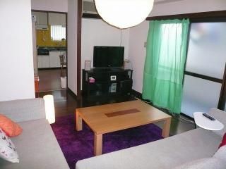 リビング - 都会の中の明るい下町。笹塚/中野新橋の6ldkハウス} - ルームシェアルームメイト