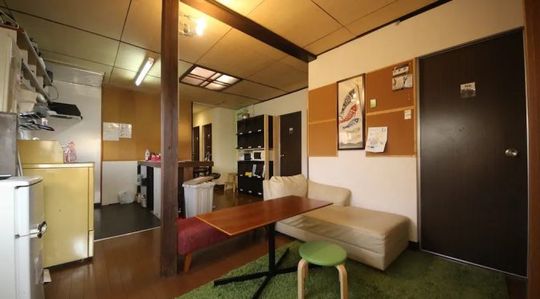 キッチン - 完全個室、駅徒歩1分シェアハウス。39000円から} - ルームシェアルームメイト