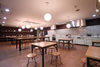 キッチン - ホテルをまるごと1棟デザイナーズリノベーションしたシェアハウス} - ルームシェアルームメイト