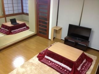 リビング - 新宿六本木コミコミ3万円台～食費、光熱費、ネット、家具込。毎週清掃スタッフ巡回。楽しく節約、夢を叶える！} - ルームシェアルームメイト