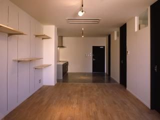 リビング - お洒落なシェアルームでシェアライフを楽しみましょう！} - ルームシェアルームメイト