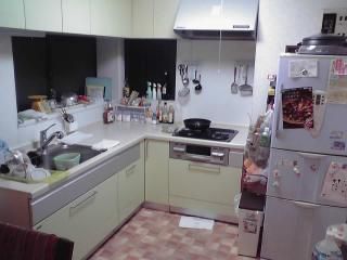 キッチン - 駅まで徒歩僅か5分、横浜駅まで11分、明るい東南角部屋} - ルームシェアルームメイト