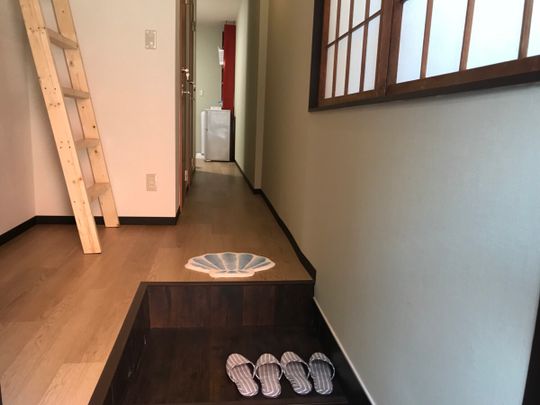 玄関 - 梅島駅2分★個室シェアハウス★リフォーム済物件★北千住まで6分★上野まで16分} - ルームシェアルームメイト