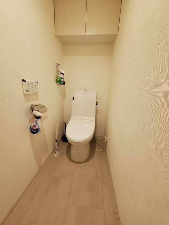 トイレ - 足立区☆家から上野まで30分☆家から渋谷まで70分☆駅徒歩15分☆空き部屋９帖をシェアいたします。} - ルームシェアルームメイト