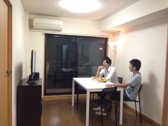 リビング - 山手線日暮里駅徒歩3分★大人気のオープン物件!!男性部屋・女性部屋空き一つずつ!!部屋も綺麗な好立地物件♪} - ルームシェアルームメイト