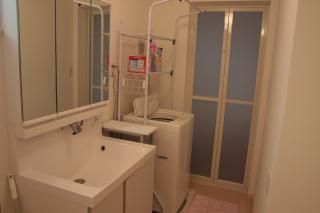 キッチン - 新築、新井薬師駅から徒歩1分！シェアハウスです！個室あり！} - ルームシェアルームメイト