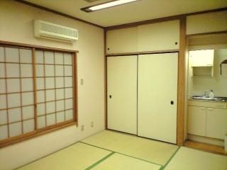 個室 - 大手町まで10分。バルコニーから東京スカイツリーが見れる７部屋シェアハウス。} - ルームシェアルームメイト