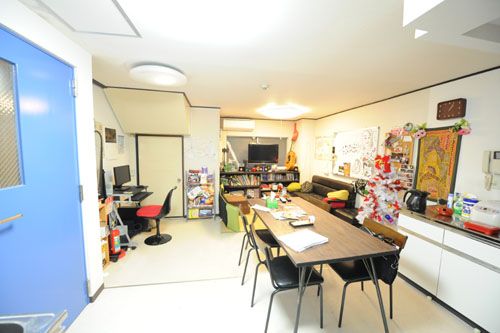 リビング - ★新宿のど真ん中にあるJ&F国際交流ハウス新宿★} - ルームシェアルームメイト