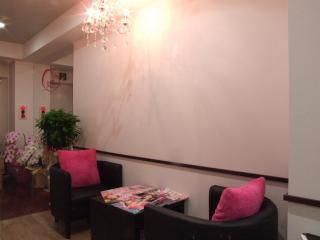 最寄り駅 - ☆ネイルサロン☆レンタルスペース} - ルームシェアルームメイト