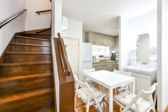 ダイニング - 山手、阪東橋周辺でのシェアハウス。上品で綺麗、落ち着きのある安全な住宅街で、大人女子の新生活をスタートしませんか} - ルームシェアルームメイト