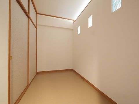 個室 - 沖縄に自由に行けるシェアハウス♪立地も最高！！} - ルームシェアルームメイト