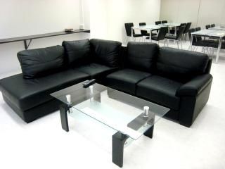 リビング - ◆駅から徒歩3分の新築デザイナーズ！} - ルームシェアルームメイト