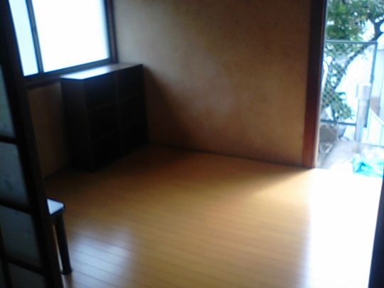 個室 - 3万円、駅から徒歩1分。神戸市東灘区。フローリング6畳と8畳（3.5万円）。家具有り。} - ルームシェアルームメイト