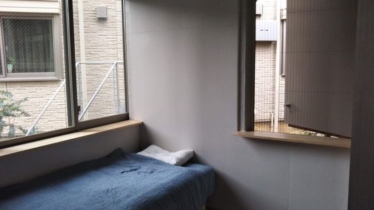 個室 - 渋谷まで4分/全室鍵付き個室/新築一戸建て/デザイナーズ/家具・最新家電付き} - ルームシェアルームメイト