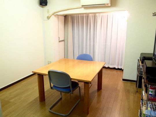 リビング - 初期費用０円！ 渋谷区 千駄ヶ谷駅 国立競技場駅 徒歩3分‼︎ 閑静な人気エリア} - ルームシェアルームメイト