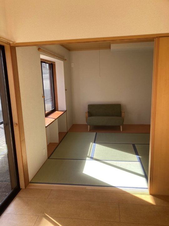 個室 - 全３室で全３名の女性専用シェアハウスで家電がそろっています。ハイグレードな戸建。初月フリーレント。買物至便、近隣に大学が混在して学生さんにはぴったりです。} - ルームシェアルームメイト