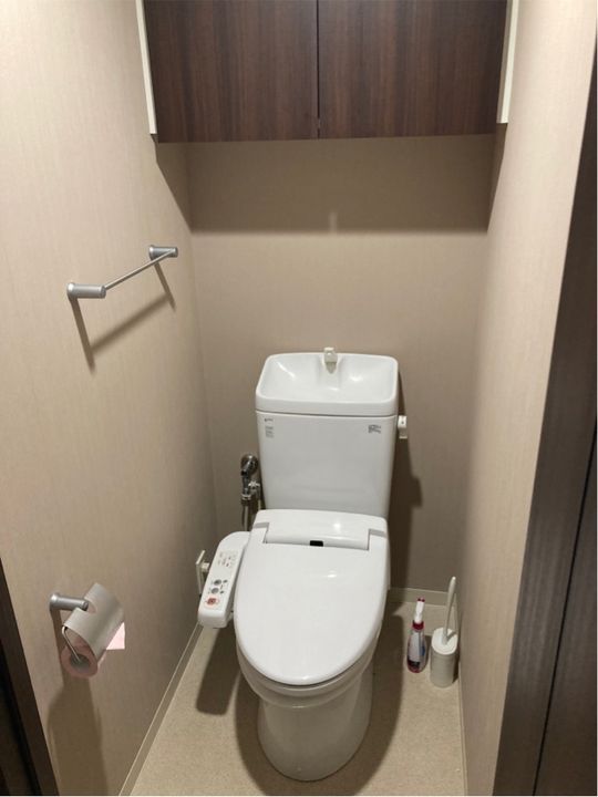 トイレ - 川崎市高津区【短期2023年３月末まで】渋谷まで30分武蔵新城駅徒歩５、６分　３LDKマンション　賃料￥４００００} - ルームシェアルームメイト