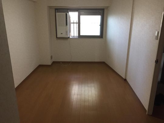 個室 - 京急弘明寺からバスで10分} - ルームシェアルームメイト