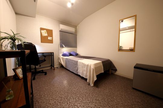 個室 - 六本木通勤に最適、全個室少人数限定の南麻布シェアハウス} - ルームシェアルームメイト