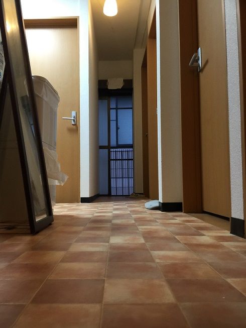 玄関 - ★〜駅から歩いて1分未満、地下鉄なのでとても静かです〜} - ルームシェアルームメイト