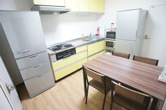 キッチン - ☆横浜駅から各停10分!全部屋が3万円代、更に3か月間家賃半額の格安シェアハウス☆} - ルームシェアルームメイト