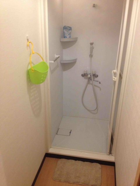 シャワー - ★〜駅から歩いて1分未満、地下鉄なのでとても静かです〜} - ルームシェアルームメイト