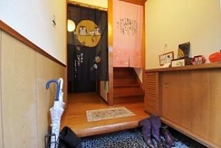 玄関 - 和風女子向け♪歴史ある町（神楽坂）9畳＋1畳分の押入れ} - ルームシェアルームメイト