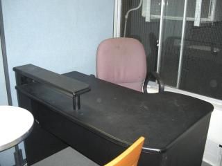 喫煙ルームにあるデスク - 池袋東口徒歩１２分の所に住んで貯金ちゃ───ヾ(｡・∀・｡)ノ───ぉ!!} - ルームシェアルームメイト