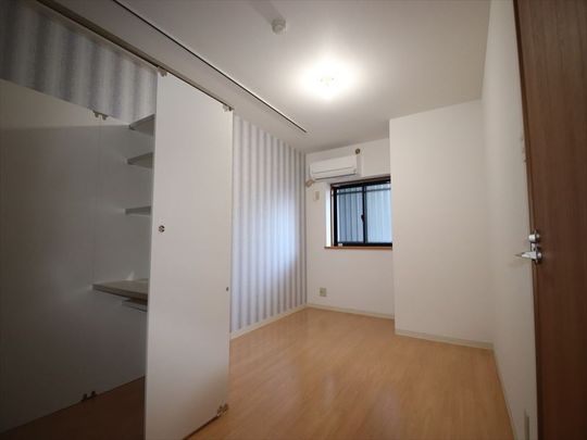 個室 - 3人用シェアルーム一括貸し限定１戸} - ルームシェアルームメイト