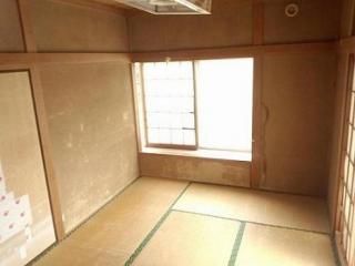 個室 - ジモティ・訳あり優先　一戸建ての2f(6畳:洋室)と1f(6畳:和室)が空いています} - ルームシェアルームメイト