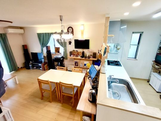 キッチン - ２階の個室２部屋家族２人、友人２人で住みたい方に最適} - ルームシェアルームメイト