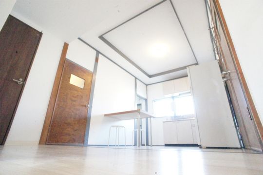 リビング - 日暮里から20分！全室鍵付き個室／諸経費０でプライベートが完全に確保できる格安個室での新生活♪} - ルームシェアルームメイト