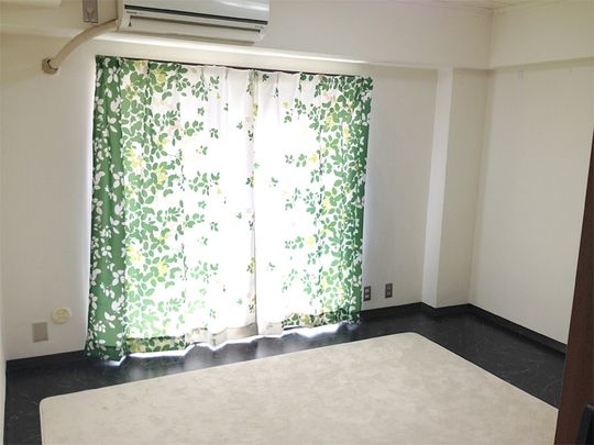 キッチン - 新宿まで11分 ２万円代☆　夢追いシェアハウス！　残り１名 募集中！} - ルームシェアルームメイト