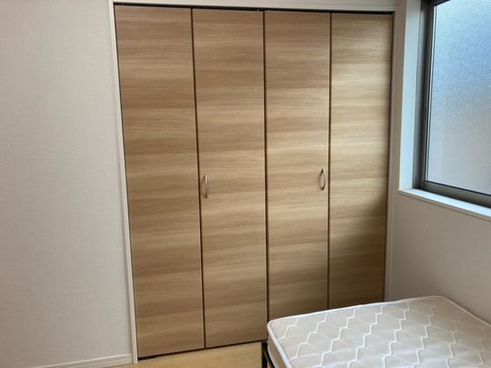 個室 - 駐車場無料！東山田駅徒歩7分。綱島、武蔵小杉、江田にもバスで出られます！ペット歓迎。女性の方が希望です。} - ルームシェアルームメイト