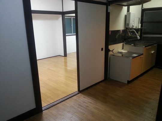 キッチン - 元麻布にあるまちづくりの人を繋げるシェアハウス} - ルームシェアルームメイト