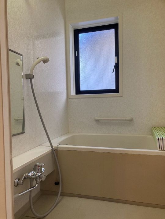 風呂 - 全３室で全３名の女性専用シェアハウスで家電がそろっています。ハイグレードな戸建。初月フリーレント。買物至便、近隣に大学が混在して学生さんにはぴったりです。} - ルームシェアルームメイト