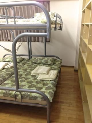 ベッド - 北千住駅から徒歩７分、通勤・通学に便利な女性専用ドミトリーです。共有フリースペースもあり、それぞれの生活スタイルで過ごせます。} - ルームシェアルームメイト