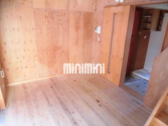 リビング - ロフト貸し出し} - ルームシェアルームメイト