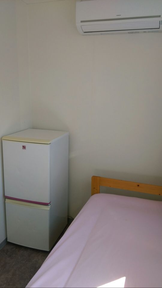 個室 - 上野で日当たり抜群！個室貸します！} - ルームシェアルームメイト