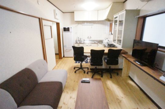 リビング - 【国産の檜を使用・内装フルリフォーム済み】全室個室・鍵付き／ナチュラルテイストを大切にしている人にはぴったりな女性専用のキレイなシェアハウス} - ルームシェアルームメイト