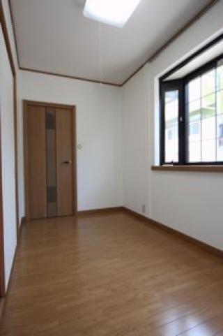 個室 - 下北沢駅徒歩２分、きれいな明るいお部屋お得です（＾＾）} - ルームシェアルームメイト