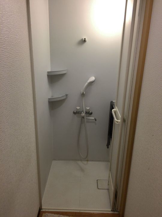 シャワー - 初期費用0円アットホームなシェアハウス} - ルームシェアルームメイト