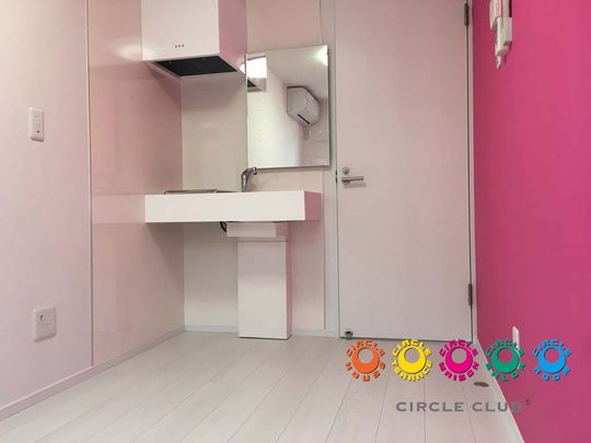 個室 - 各部屋にキッチンあり！屋上あり！新築のキレイなシェアハウス＼(^o^)／} - ルームシェアルームメイト