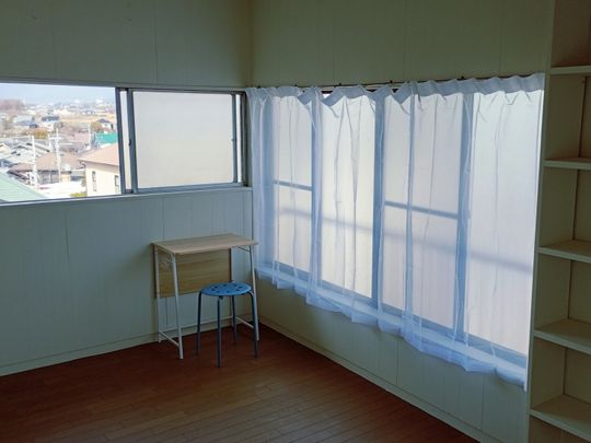 個室 - 大阪・京都へ30分！新規シェアハウス第1号の住人さん募集} - ルームシェアルームメイト