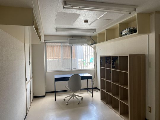 個室 - ルームメイトを探しています！} - ルームシェアルームメイト