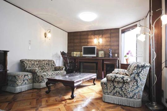 リビング - Beハウス（シェアハウス）始めます。4名募集。中野区駅徒歩30秒、一棟ビル２、３フロア丸ごとの住居スペースです。} - ルームシェアルームメイト