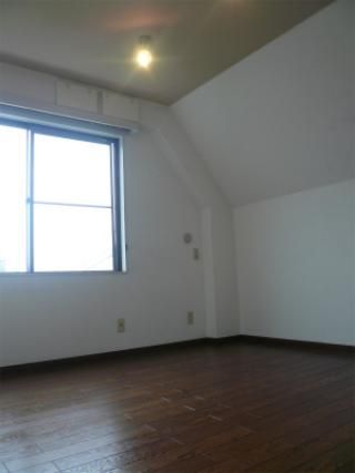 個室 - 明るい陽ざしが心地よい、西海岸風の家。} - ルームシェアルームメイト