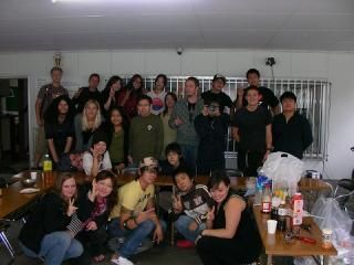 ガレージにてBBQ - インターナショナルマンション　外国人と共同生活} - ルームシェアルームメイト