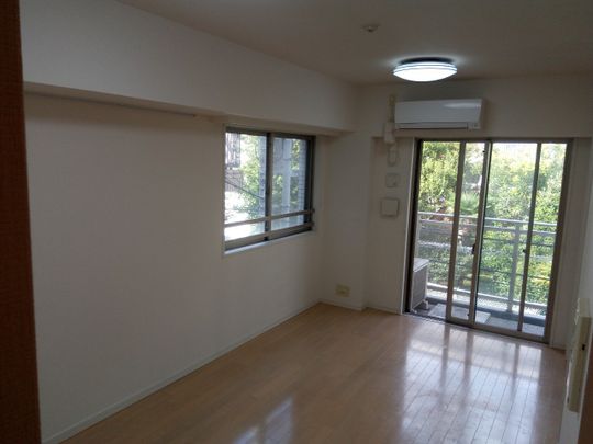 リビング - 新宿駅から6分、新築2LDK} - ルームシェアルームメイト